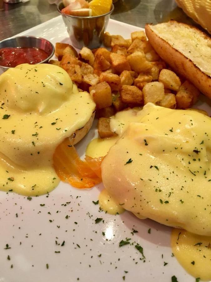 Petit Hotel - Cafe Krieghoff ควิเบกซิตี้ ภายนอก รูปภาพ